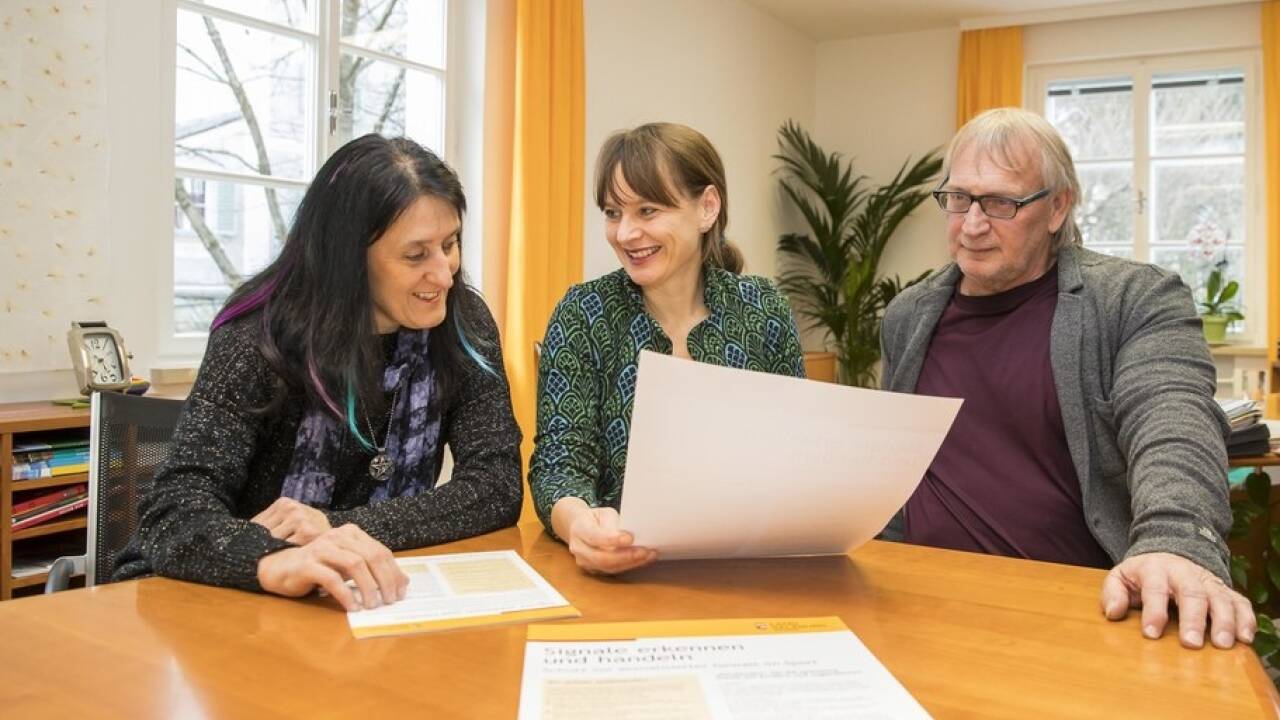 Chris Karl, Landesrätin Martina Berthold (Grüne) und Walter Pfaller, Geschäftsführer der Landessportorganisation.  