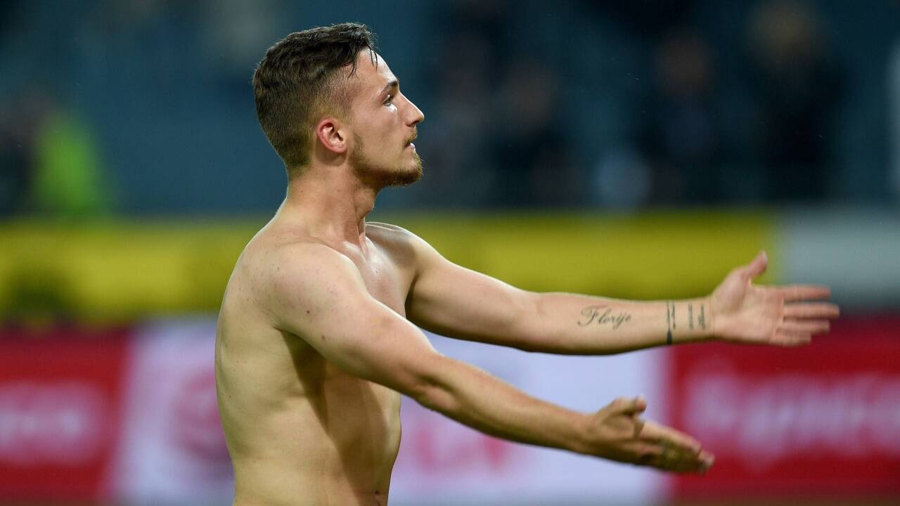 Donis Avdijaj in Erwartung einer Gelddusche. Donis Avdijaj in Erwartung einer Gelddusche.