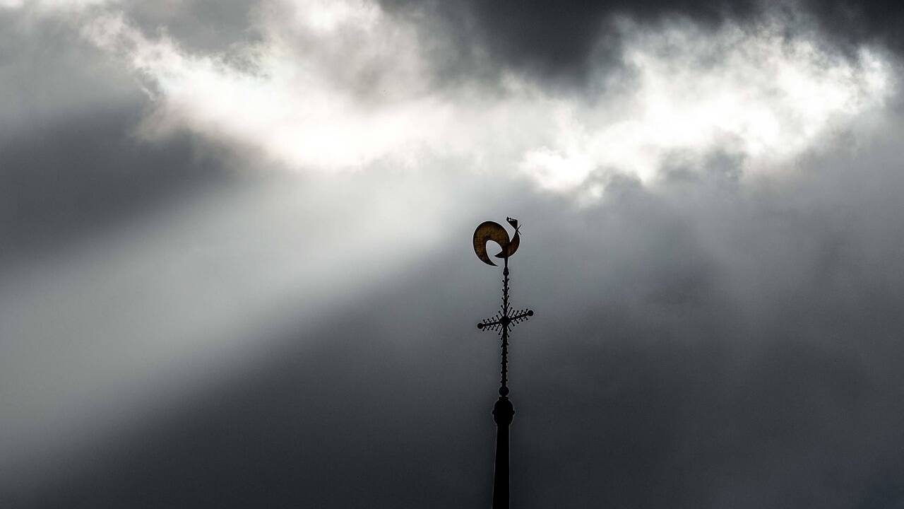 Eine Kirchturmspitze in Düsseldorf. 