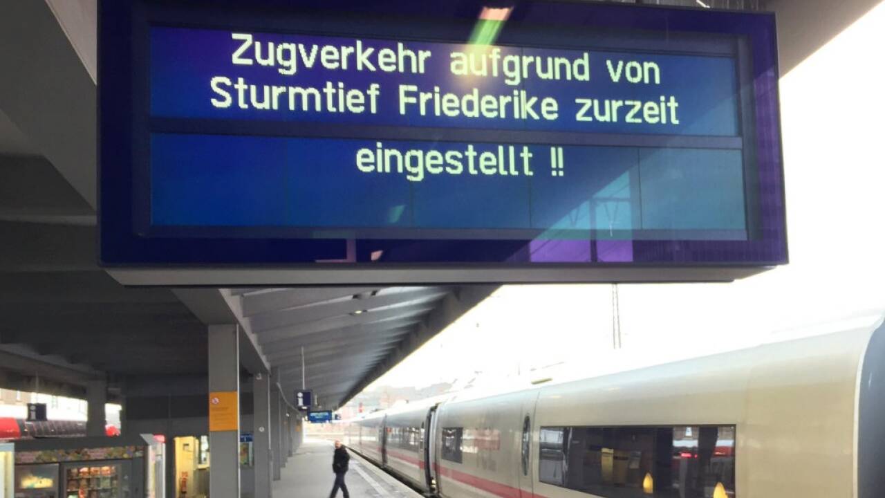 Ein Schild weist in Essen (Nordrhein-Westfalen) auf den eingestellten Zugverkehr hin. 