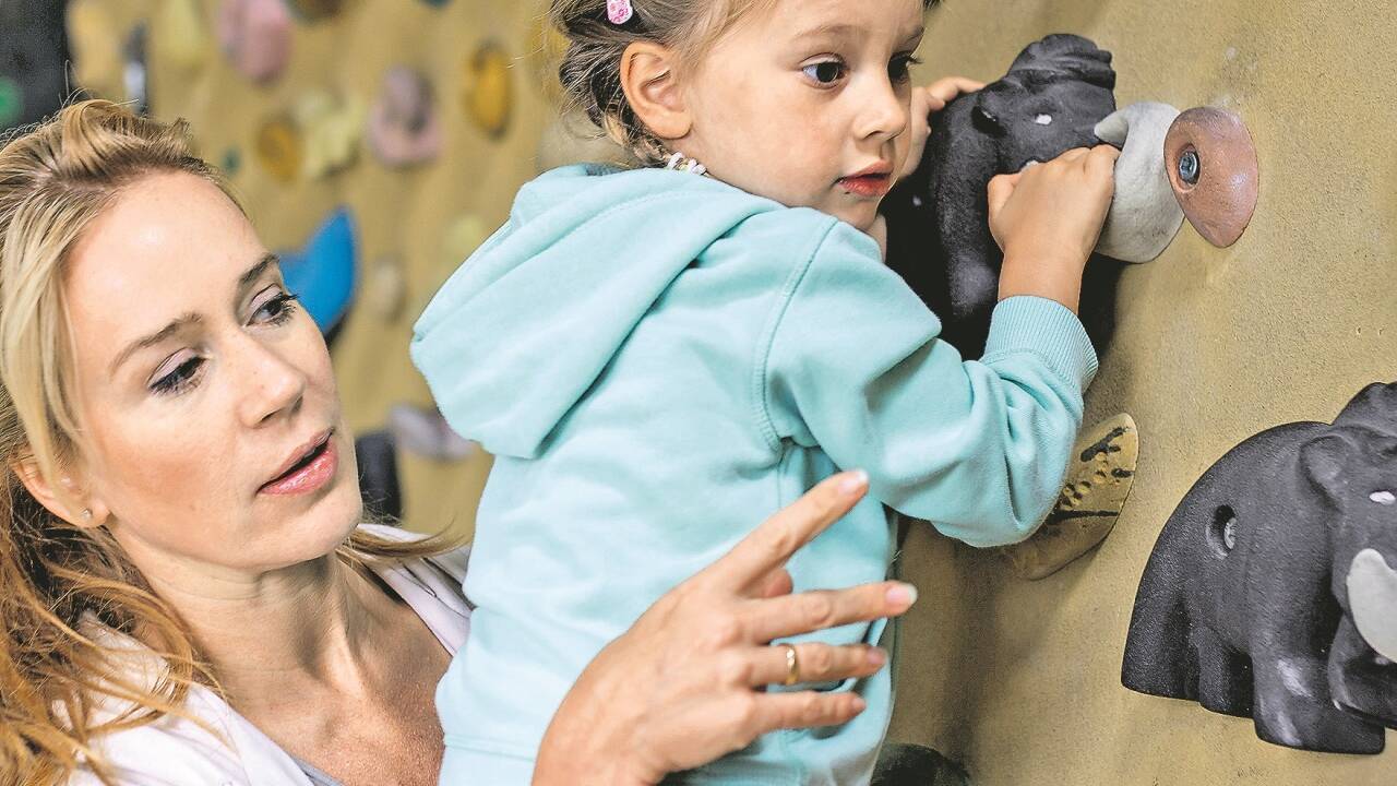 Kinder haben großen Spaß am Klettern – zu achten ist auf das richtige Sichern. 