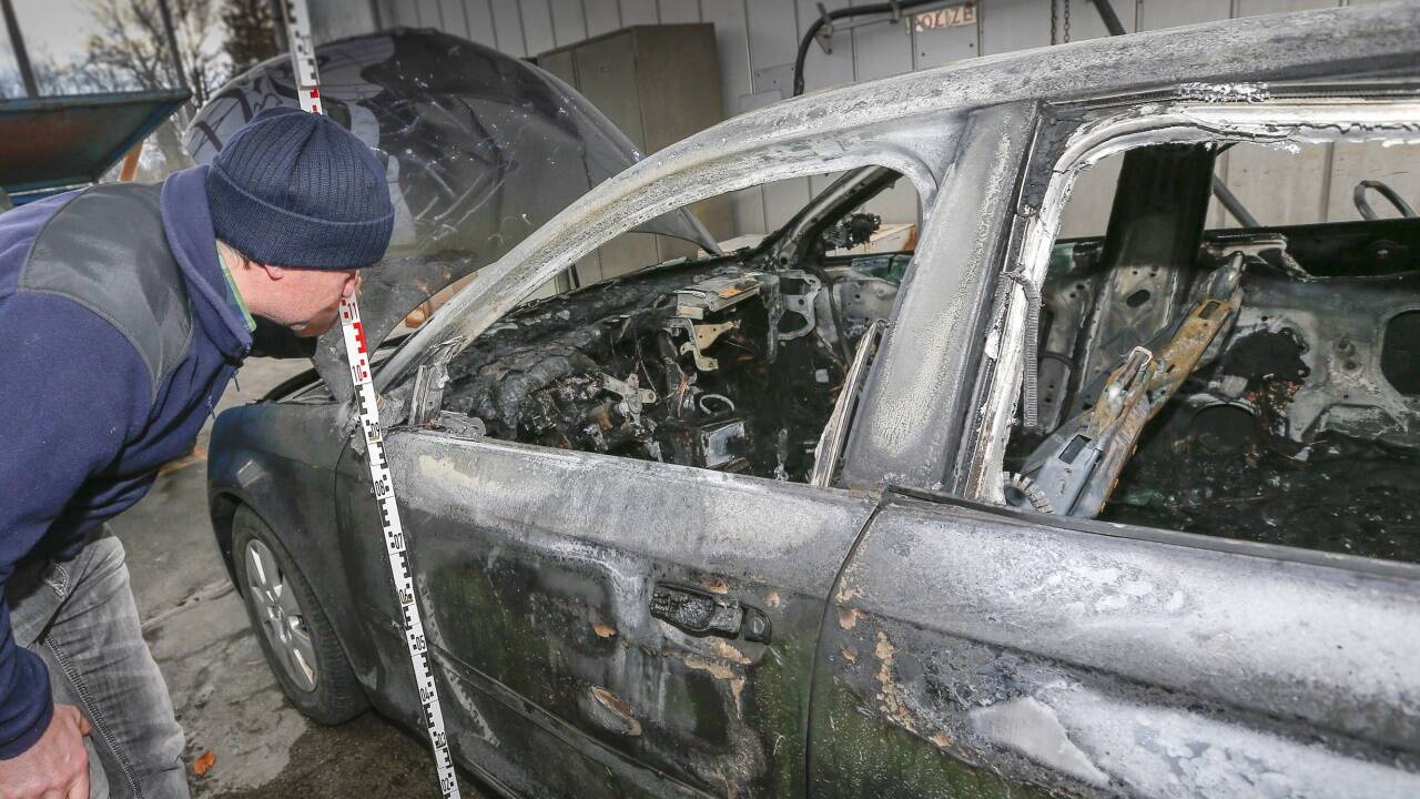 Das mutmaßliche Fluchtfahrzeug der Einbrecher ging in der Schwarzstraße in Flammen auf. Ermittler untersuchten am Donnerstag das Wrack auf mögliche Spuren.   