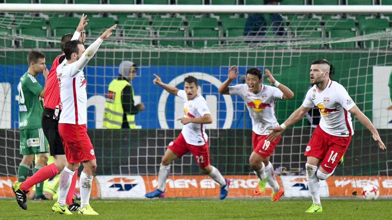 Valon Berisha (r.) und Teamkollegen jubeln über das Tor zum 1:0.  Valon Berisha (r.) und Teamkollegen jubeln über das Tor zum 1:0.