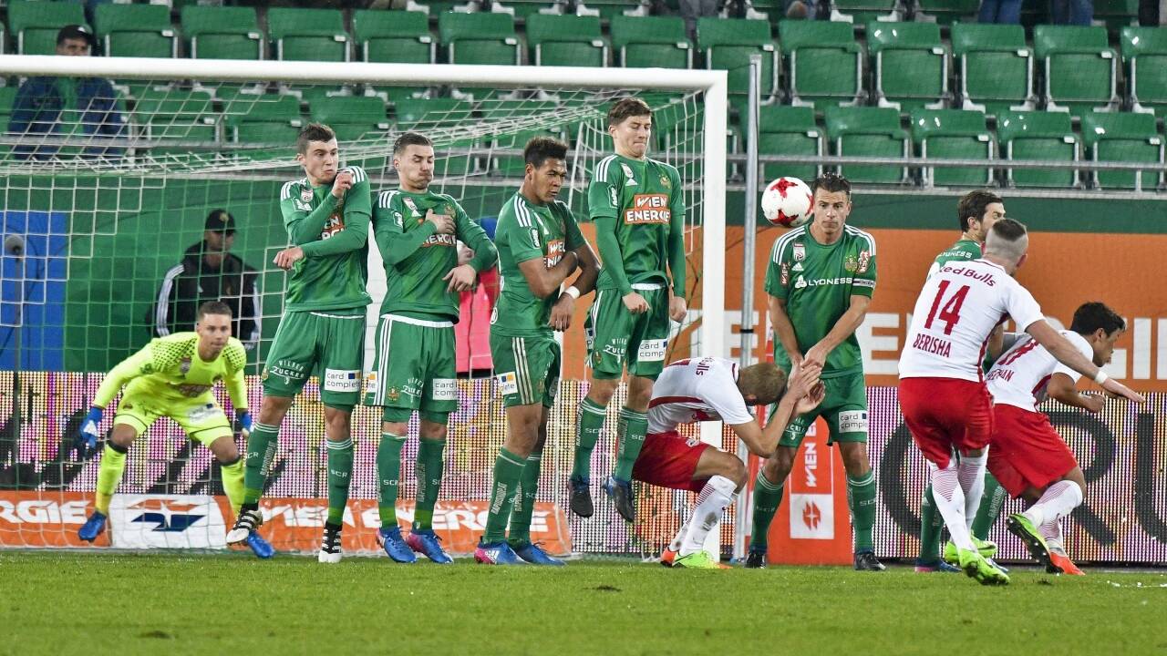 Präzisionsschütze: Valon Berisha zirkelt den Ball über die Mauer.  Präzisionsschütze: Valon Berisha zirkelt den Ball über die Mauer.