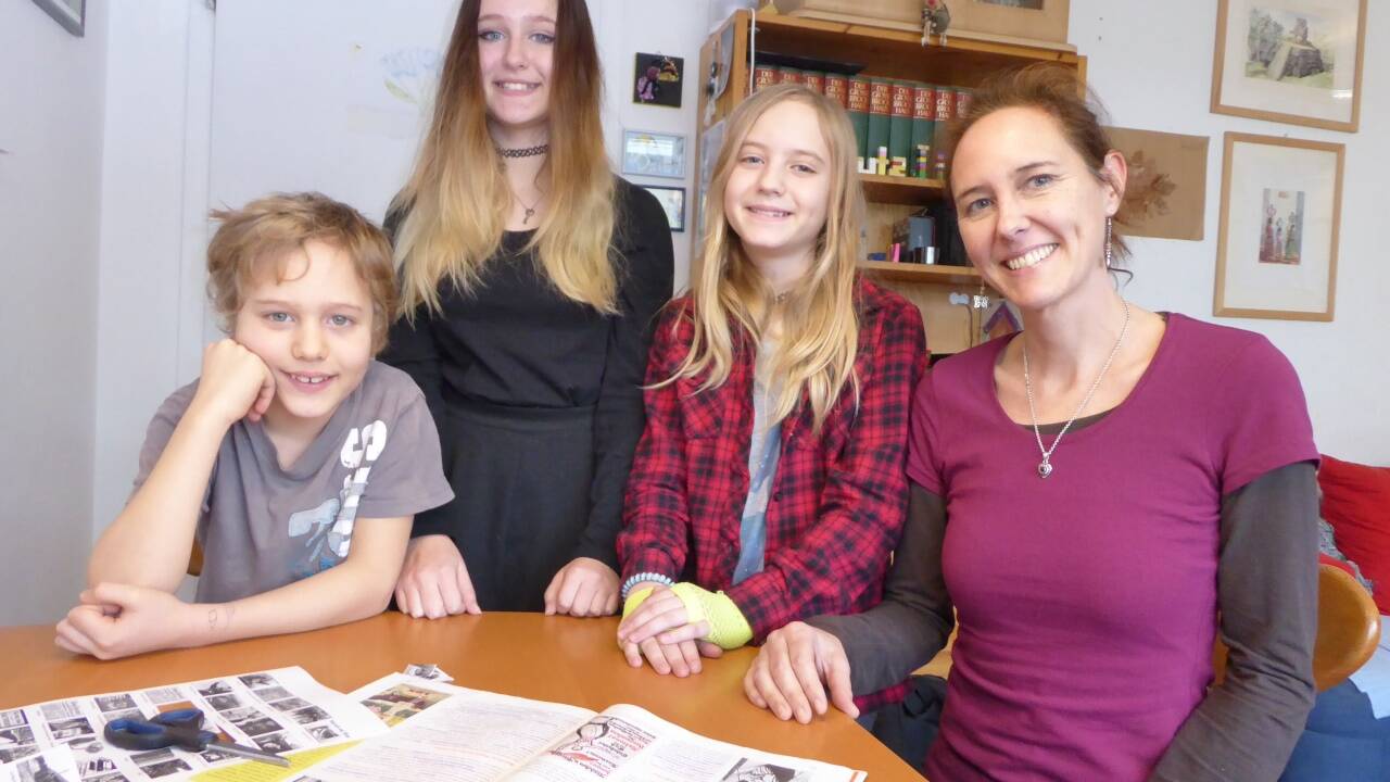 Kionas jüngere Geschwister Yonas und Leah gehen in die reguläre Schule. 