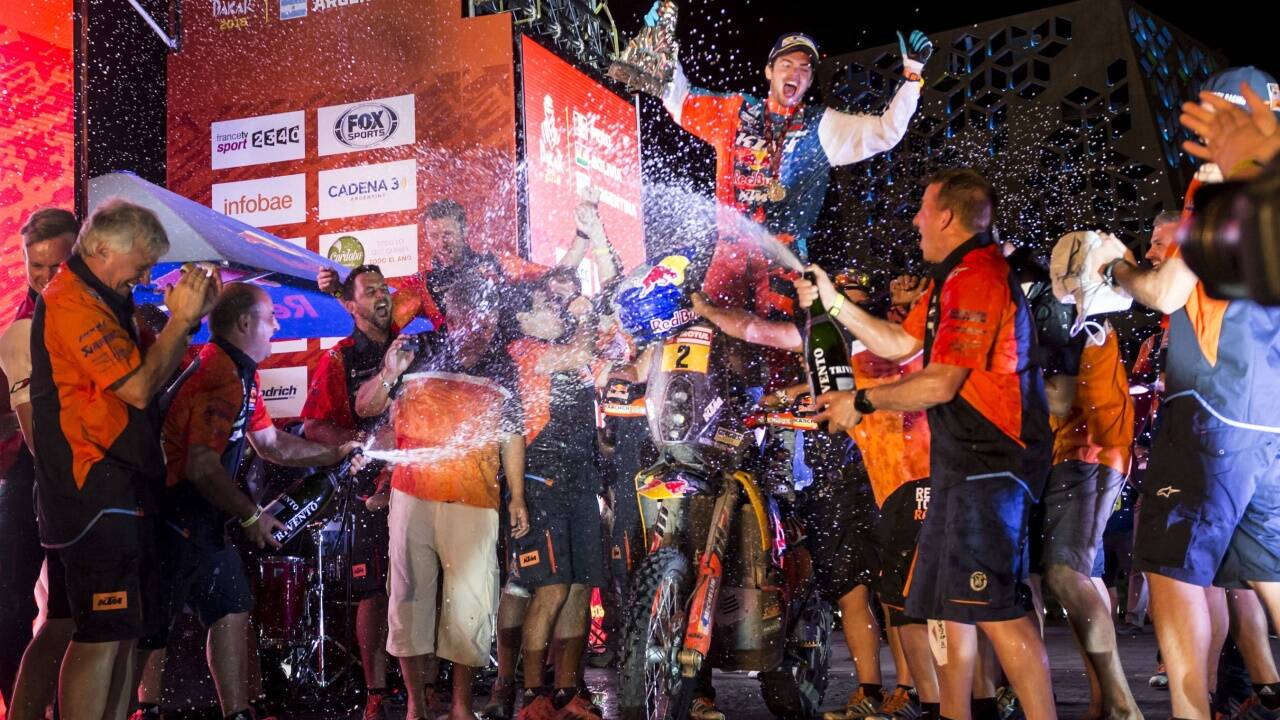 Matthias Walkner am Ziel: Der Dakar-Sieger 2018 lässt sich in Córdoba feiern. 