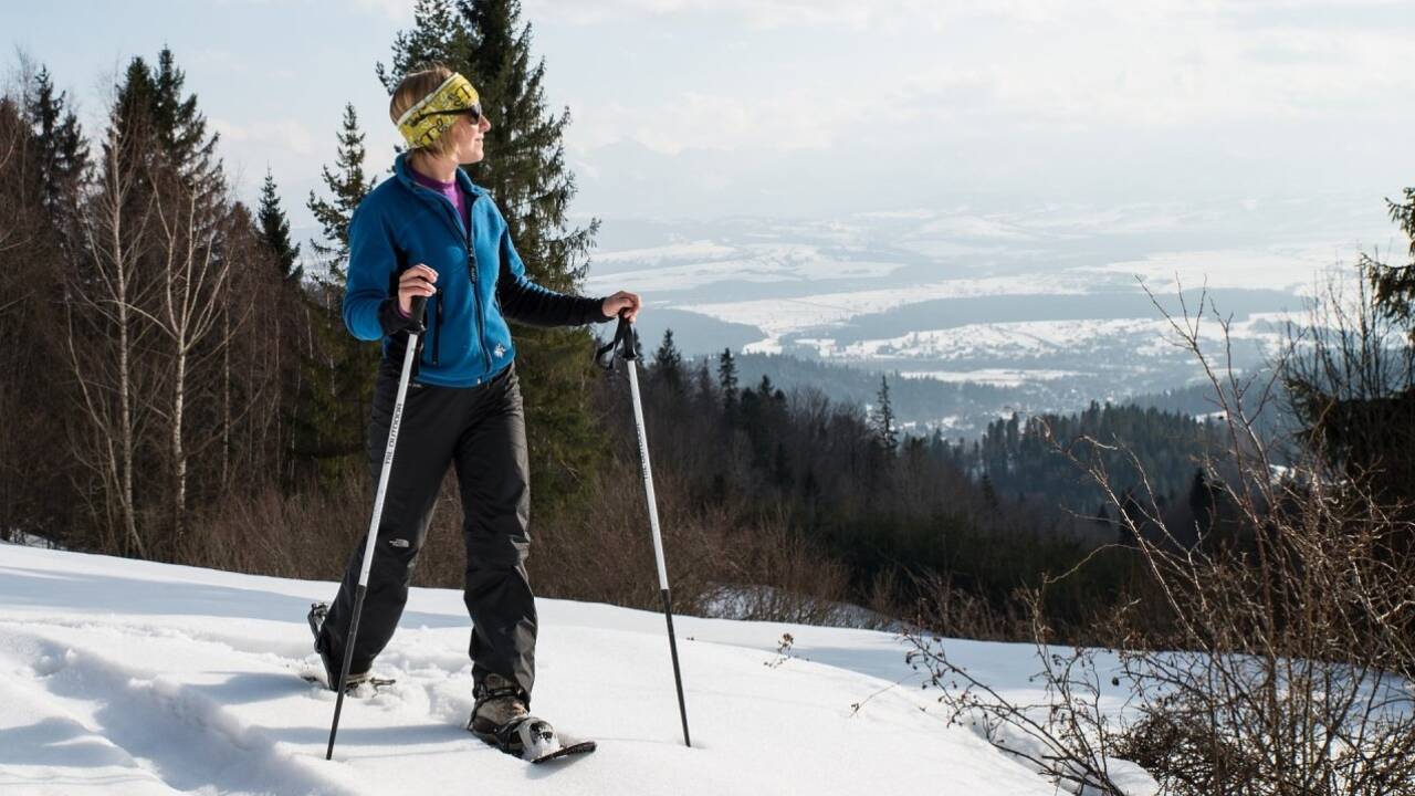 Den Winter beim Schneeschuhwandern mit allen Sinnen spüren. 