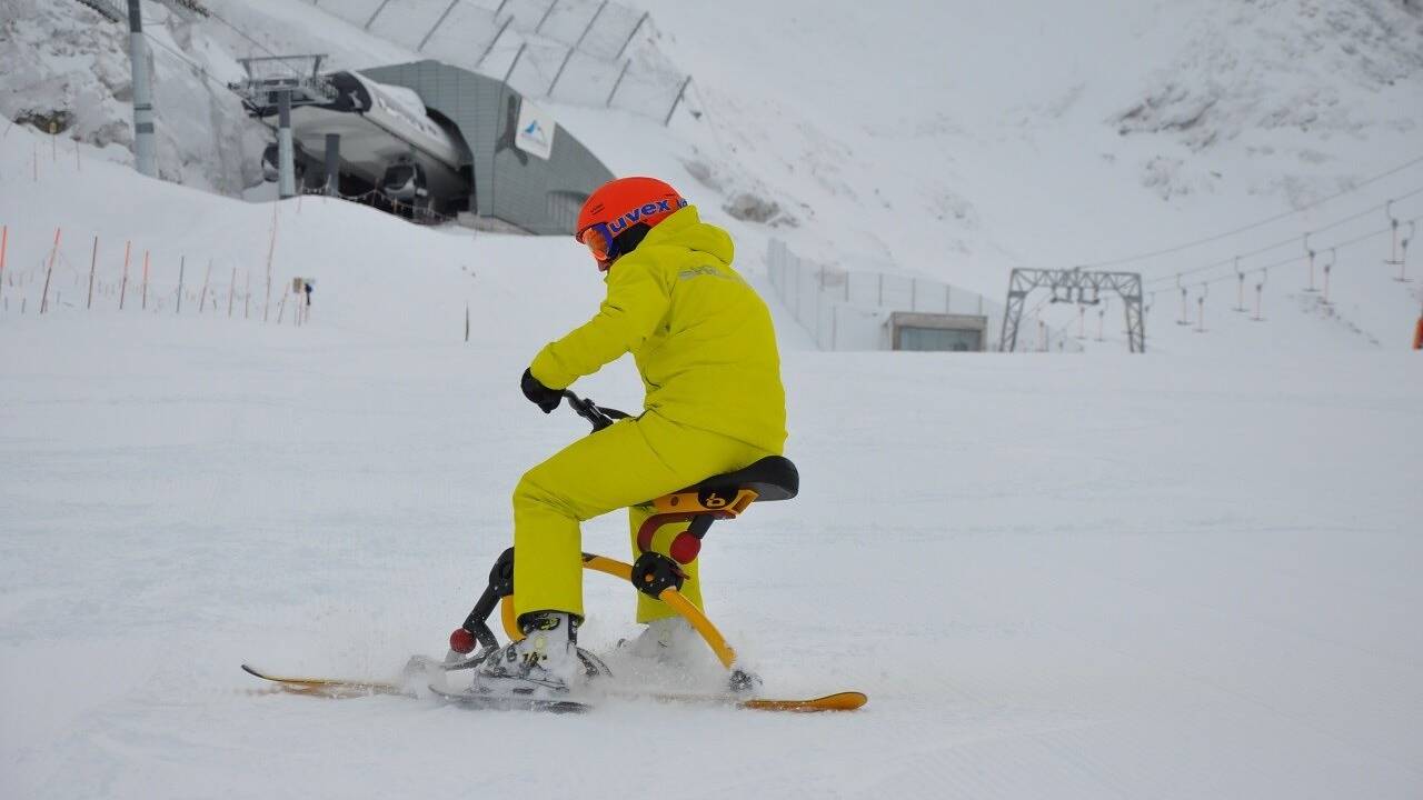Mit dem Snowbike die Piste hinunterrasen. 