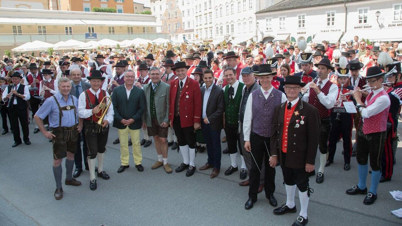 Blasmusiker demonstrieren für den Erhalt der Militärmusik