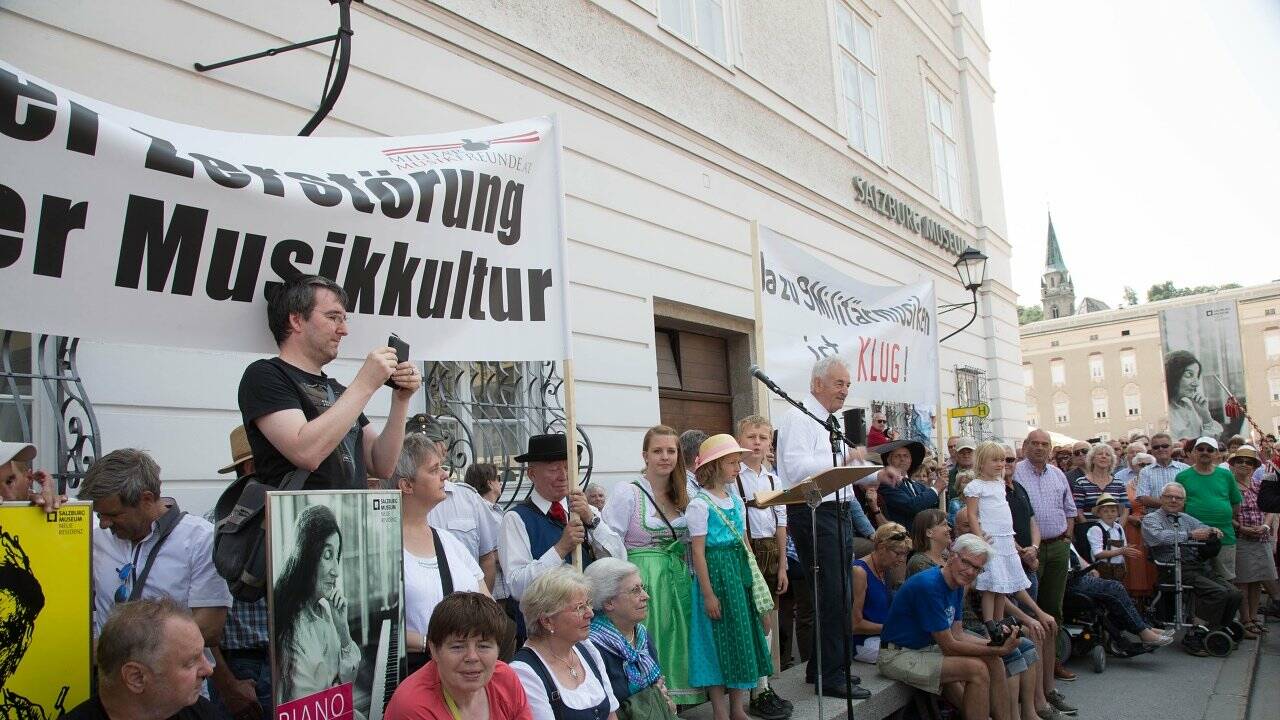 Blasmusiker demonstrieren für den Erhalt der Militärmusik