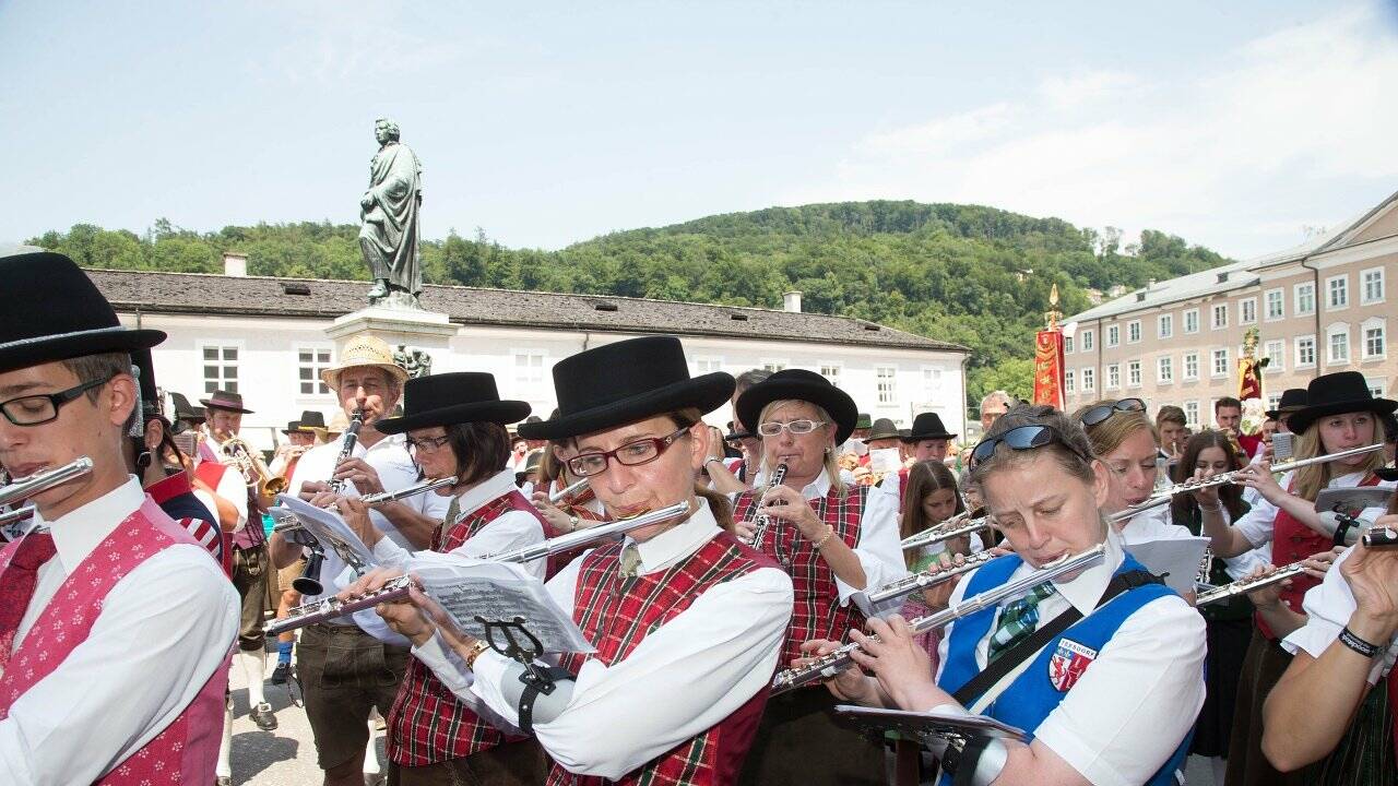 Blasmusiker demonstrieren für den Erhalt der Militärmusik