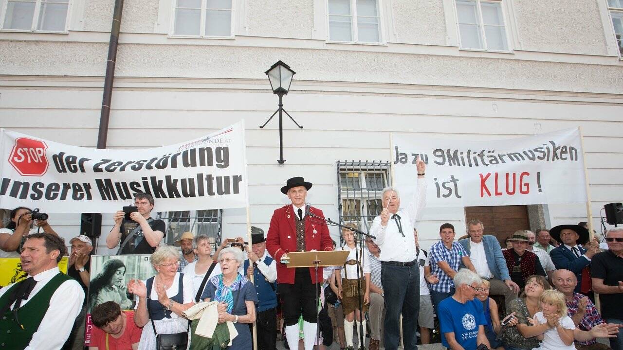 Blasmusiker demonstrieren für den Erhalt der Militärmusik