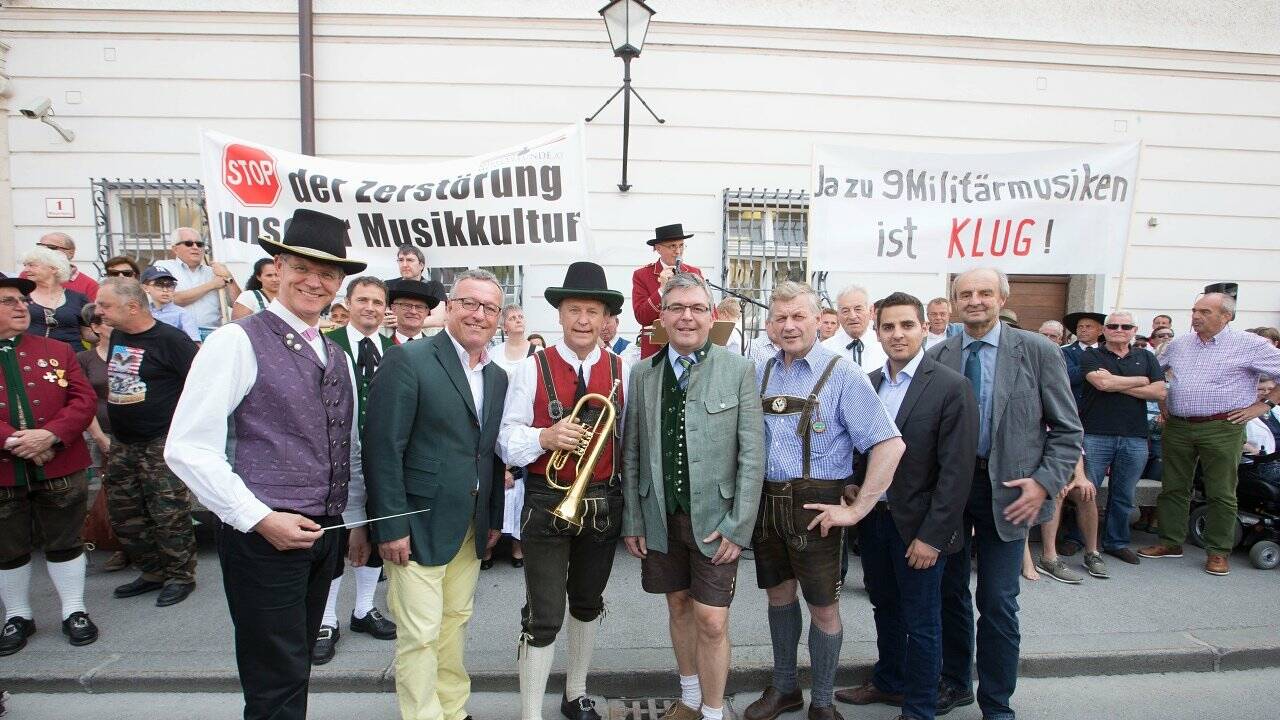 Blasmusiker demonstrieren für den Erhalt der Militärmusik