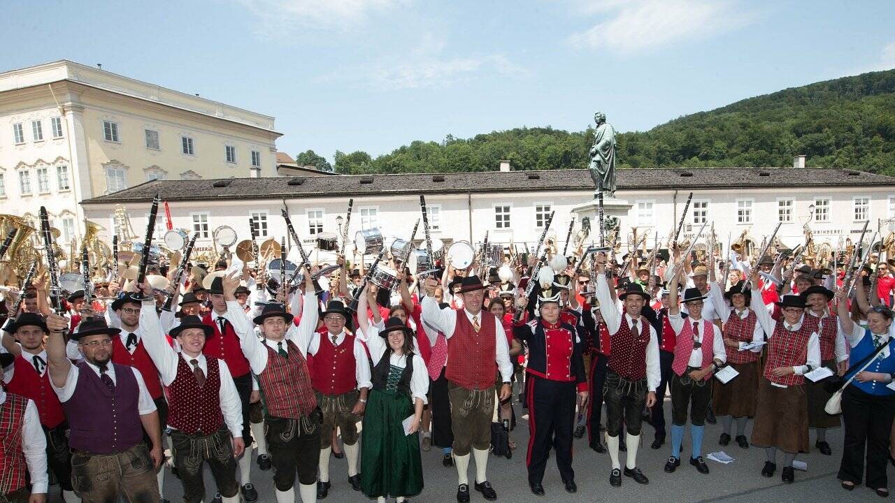 Blasmusiker demonstrieren für den Erhalt der Militärmusik