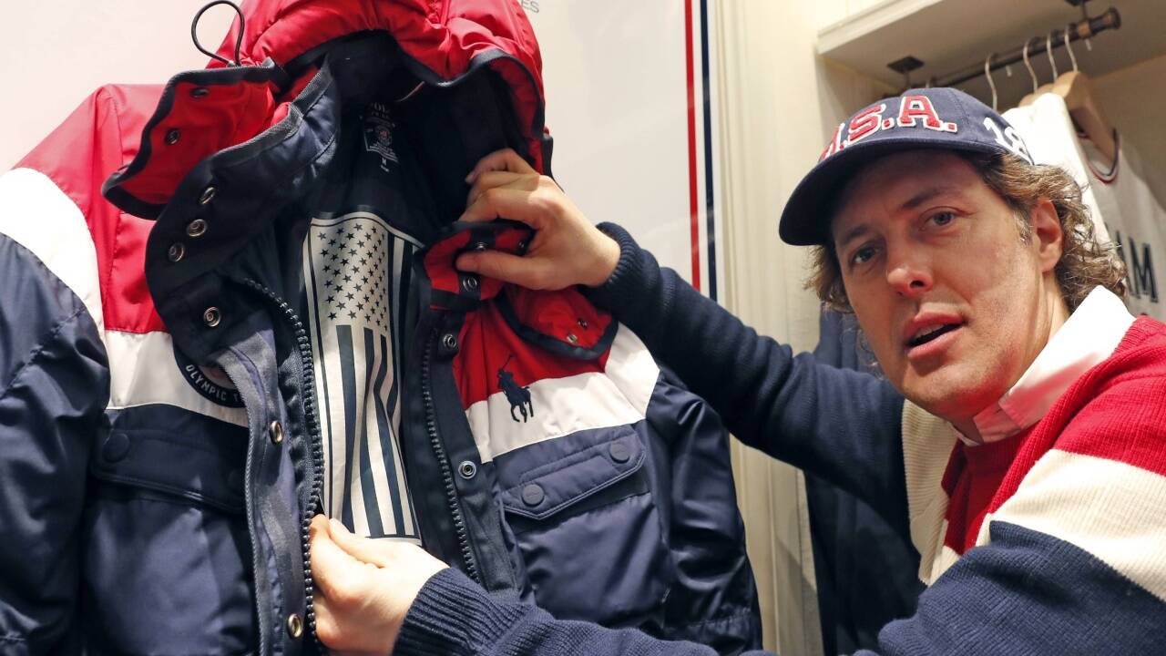 Designer David Lauren präsentiert die beheizbare Jacke für die Olympia-Eröffnung. Designer David Lauren präsentiert die beheizbare Jacke für die Olympia-Eröffnung.