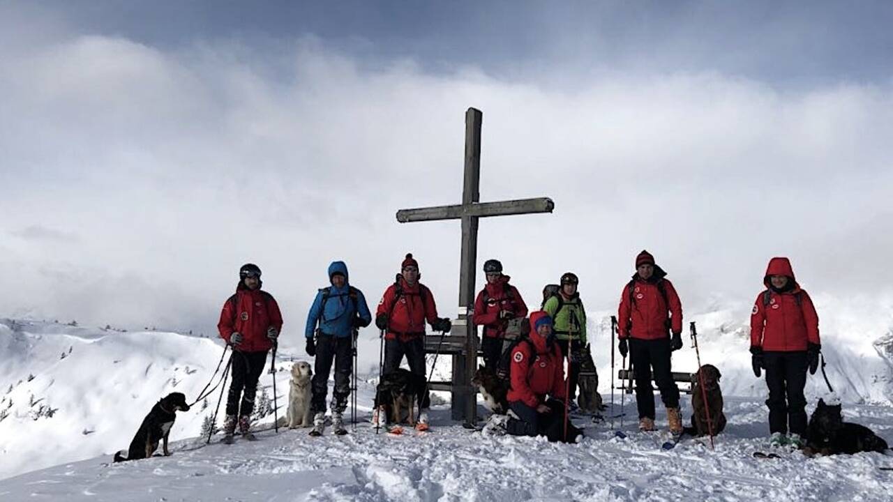 Ein kurzes Sonnenfenster nutzte die Gruppe für eine Schitour auf die Korein Höhe.  