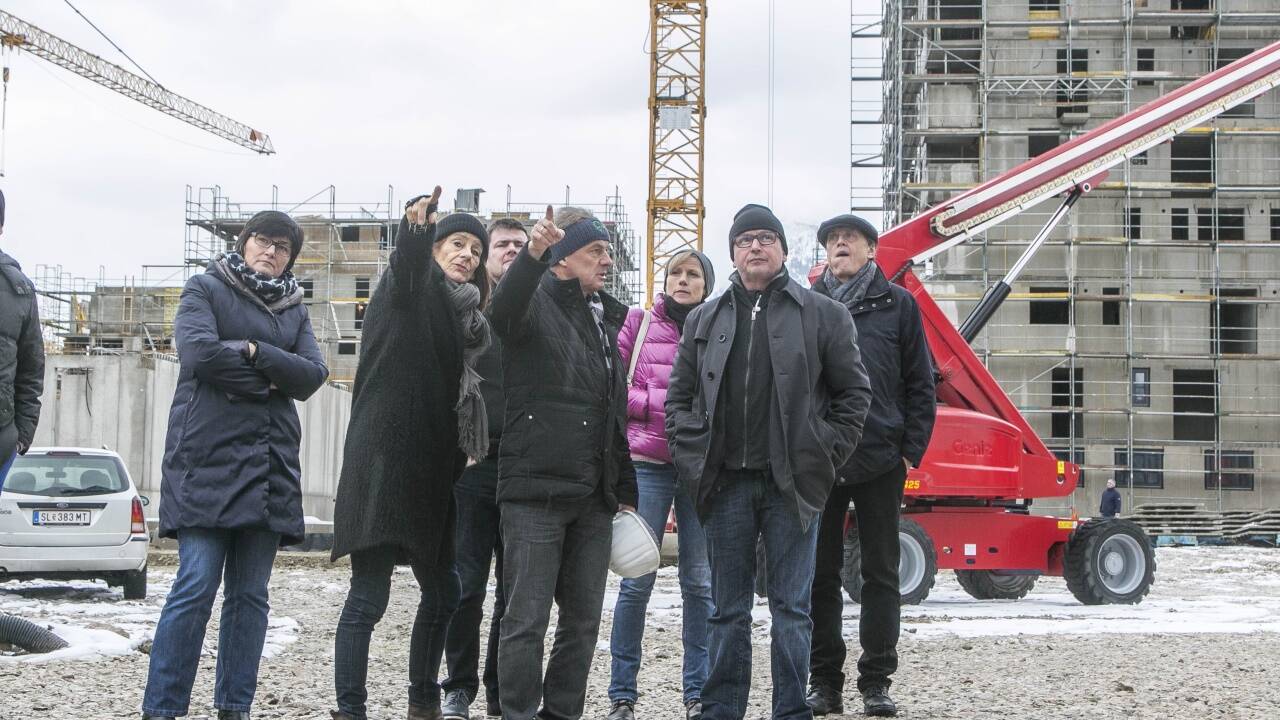 Vertreter der Stadtplanung und der Gestaltungsbeirat rückten am Dienstag zum Lokalaugenschein aus. Vorne rechts der Beiratsvorsitzende Walter Angonese.  