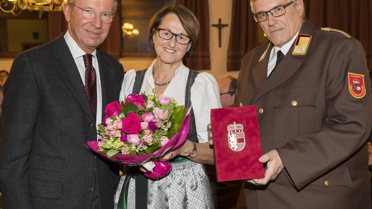 Eine Feier zum runden Geburtstag: Landeshauptmann Wilfried Haslauer gratulierte Landesfeuerwehrkommandant Leopold Winter am Mittwoch zum 60. Geburtstag. Für Gattin Erika Winter gab es bei der Feier einen Blumenstrauß. 