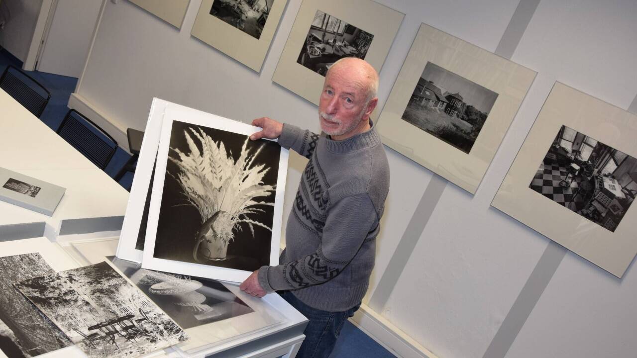 In der Galerie Fotohof stellt derzeit Werner Schnelle seine „Unikate“ aus, analoge Fotoarbeiten, die eine spezielle Wirkung erzielen.  