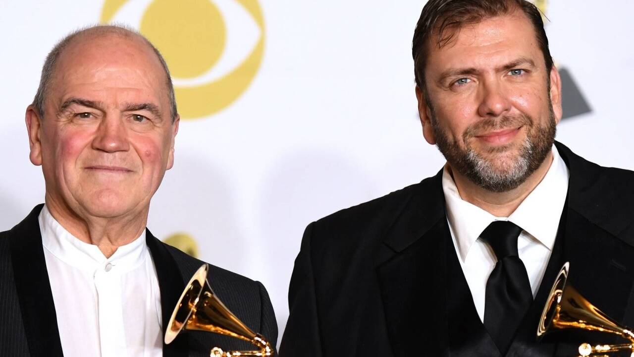 Hans Graf (l.) und Brad Sayles mit ihren Grammys für „Wozzeck“- 