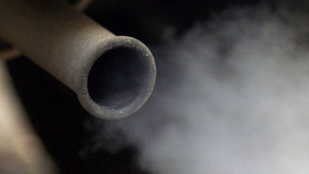 Aus allen Rohren – dass Autoabgase nicht gesund sind, sollte auch ohne fragwürdige Versuche bekannt sein. 