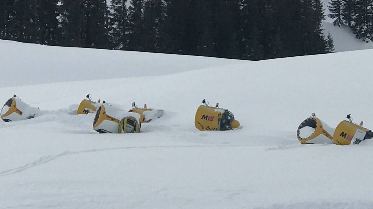 Eingeschneite Schneekanonen. Dieser Winter, er macht es möglich.  