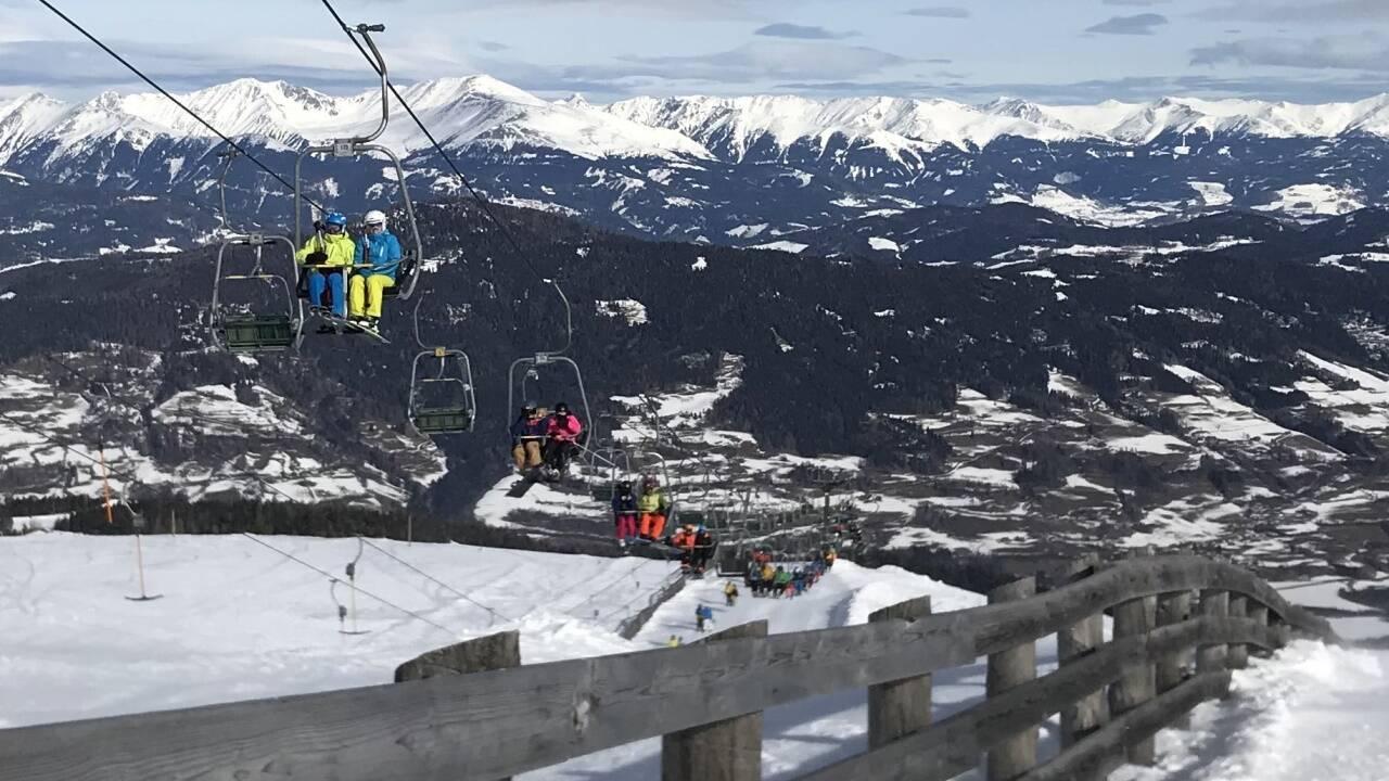 Der Sessellift auf die Rosenkranzhöhe im Skigebiet Kreischberg (Bezirk Murau). 