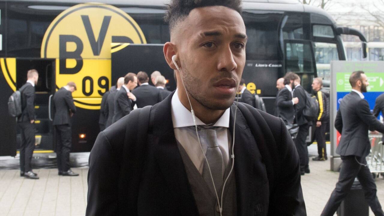 Aubameyang räumt seinen Spind. Aubameyang räumt seinen Spind.