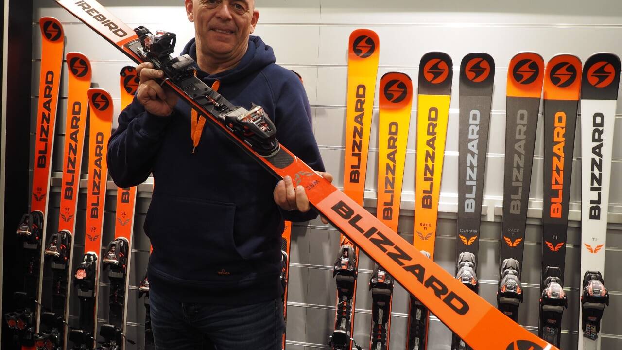 Marketingchef Tom Rakuscha mit dem Blizzard -Racer der nächsten Saison: dem neuen Firebird. 