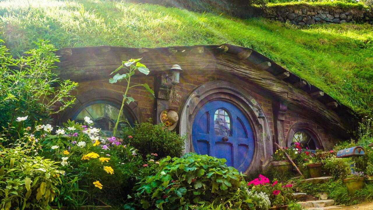 Leben wie die Hobbits in Herr der Ringe. Wie die kuppelartigen Gebäude aufgebaut sind und wie viel Luxus einen erwartet, erfahren Sie hier.  Leben wie die Hobbits in Herr der Ringe. Wie die kuppelartigen Gebäude aufgebaut sind und wie viel Luxus einen erwartet, erfahren Sie hier.