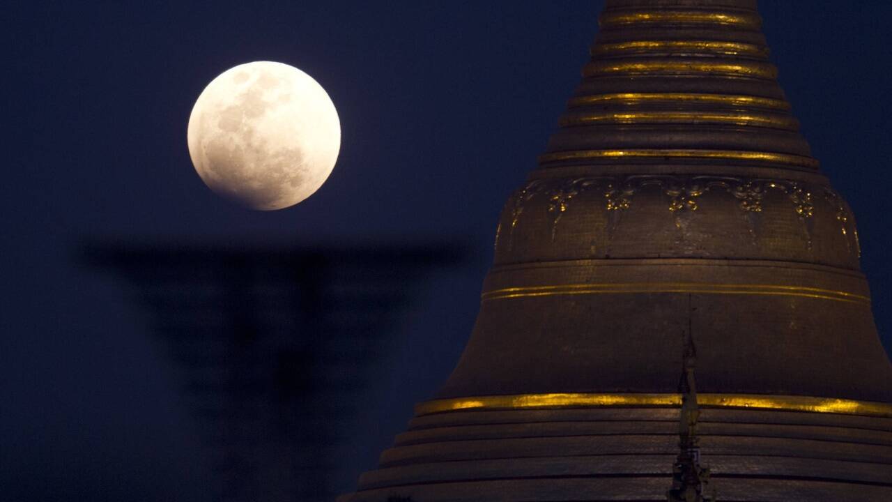 Faszinosum Mond – hier gesehen in Myanmar. 