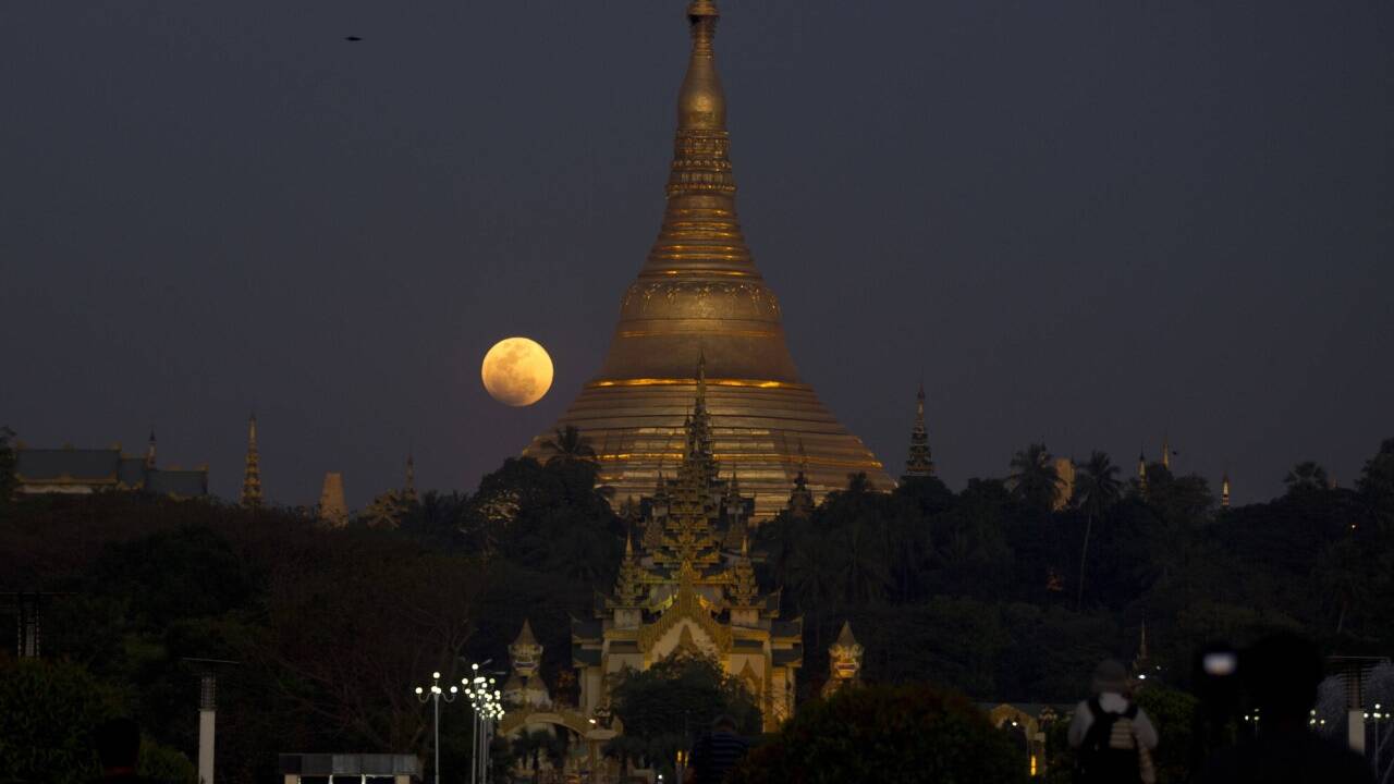 Faszinosum Mond – hier gesehen in Myanmar. 