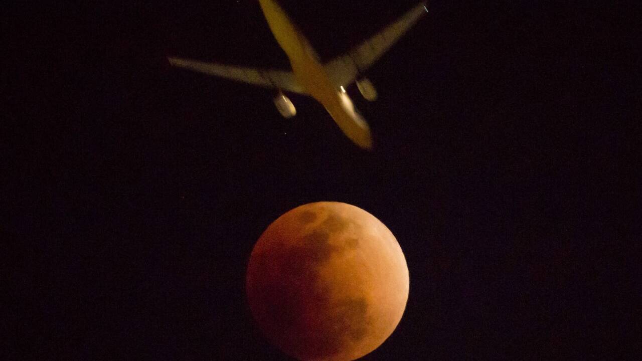 Faszinosum Mond – hier gesehen in Hongkong. 