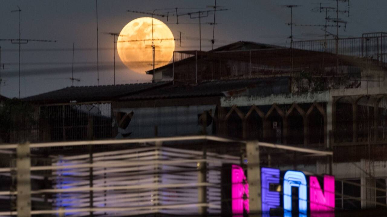 Faszinosum Mond – hier gesehen in Bangkok. 