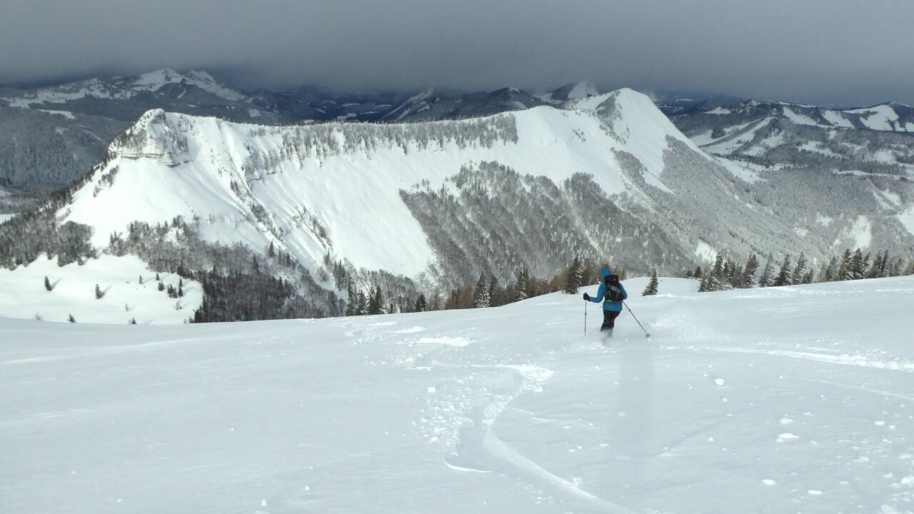 Pulvertraum am Hohen Zinken mit Blick auf das Holzeck (links) und Königsberghorn. 
