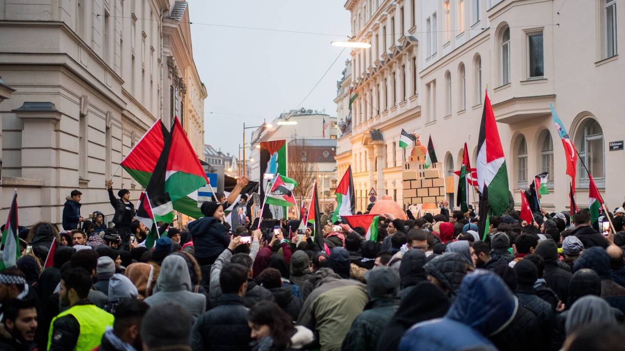 Wenn bei einer Pro-Palästina-Demo „Tod Israel“ gerufen wird, hat das mit Antisemitismus selbstverständlich nicht das geringste zu tun. Oder etwa doch? Wenn bei einer Pro-Palästina-Demo „Tod Israel“ gerufen wird, hat das mit Antisemitismus selbstverständlich nicht das geringste zu tun. Oder etwa doch?