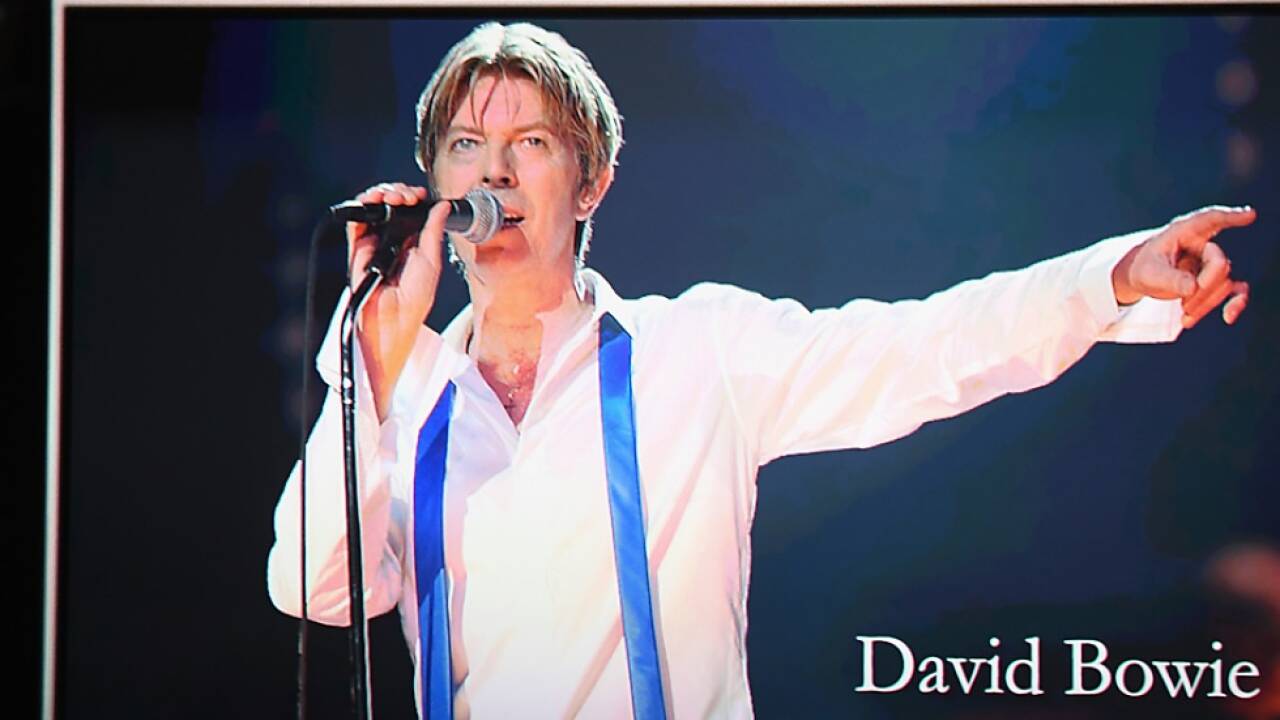 David Bowie verzaubert die Menschen auch noch nach seinem Tod  David Bowie verzaubert die Menschen auch noch nach seinem Tod