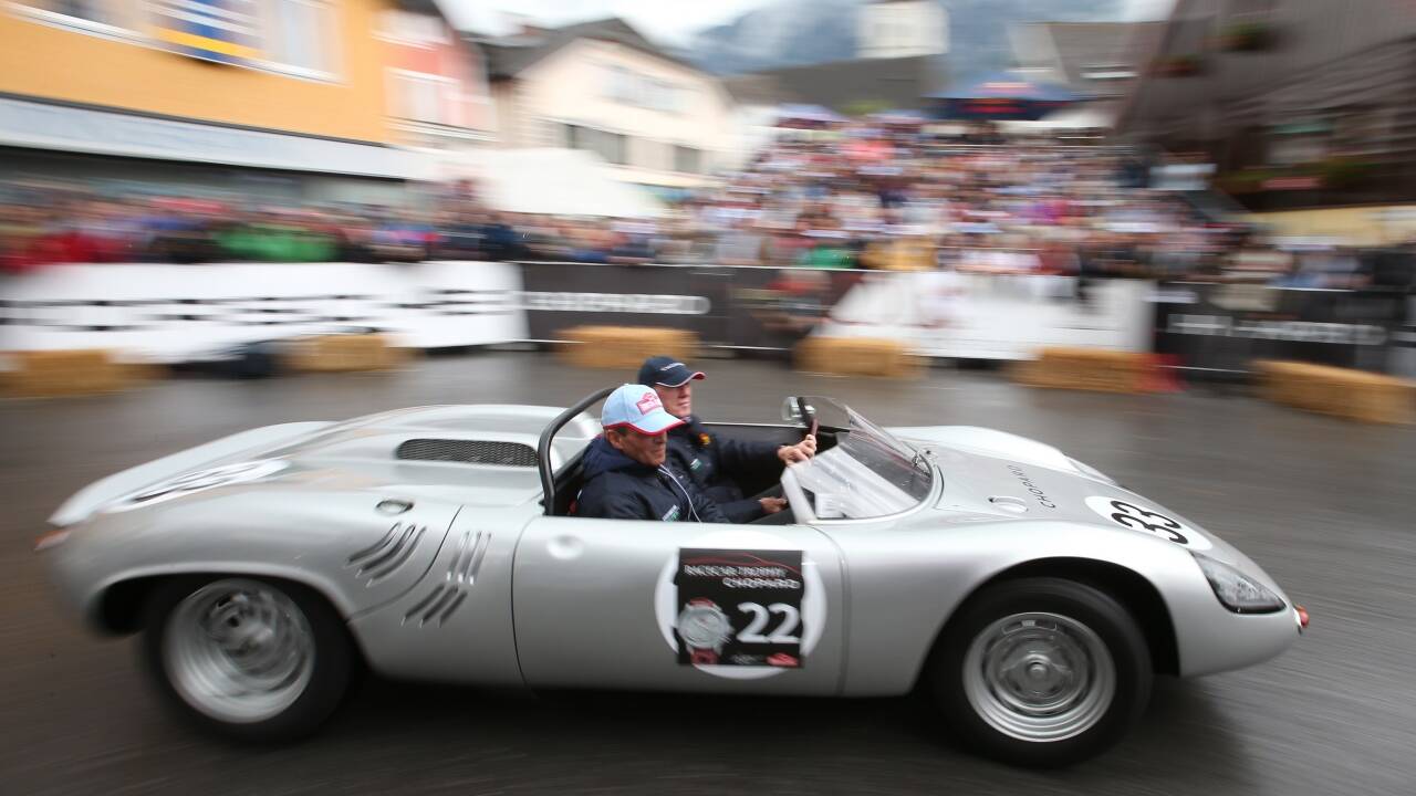 Der Klassiker: Walter Röhrl steuert auch gerne historische Rennwagen wie hier einen Porsche am 12. Juli 2014 bei der Ennstal Classic in Gröbming. Auf dem Beifahrersitz: Fritz Enzinger.  