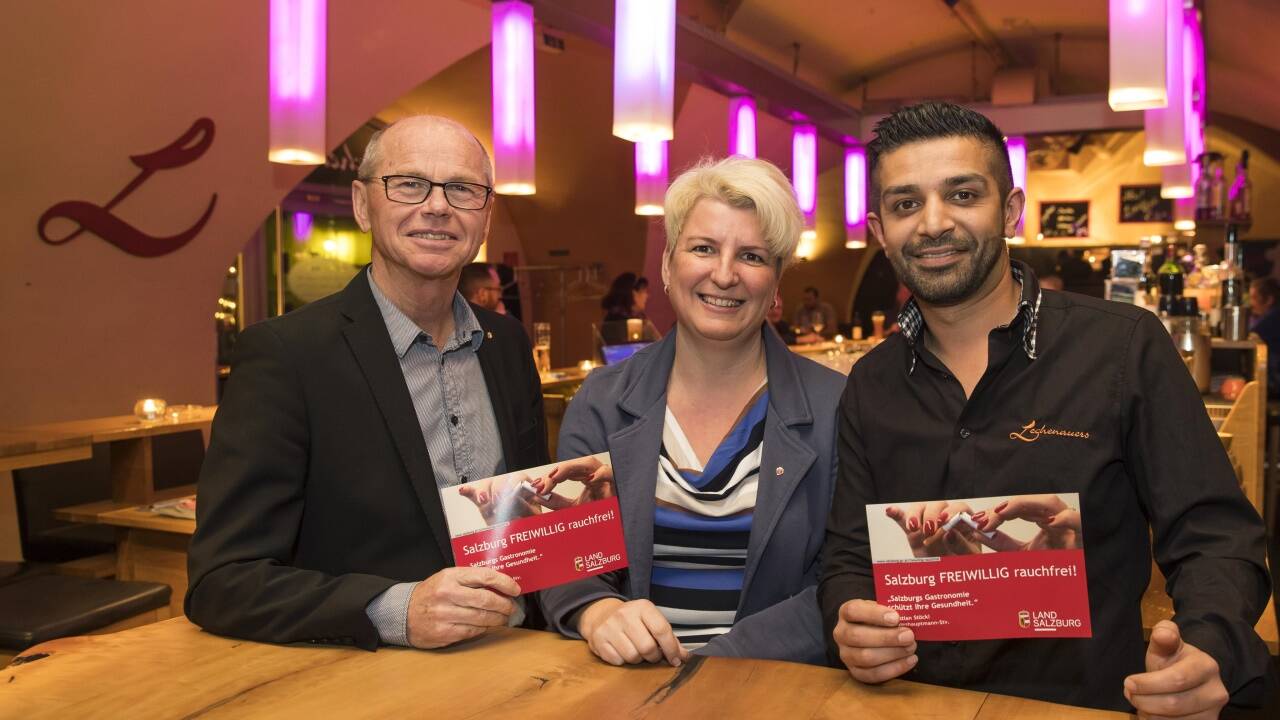 Landeshauptmann-Stellvertreter Christian Stöckl mit den Halleiner Gemeindevertretern Silke Spörk und Mandeep Bhatti.<br> 