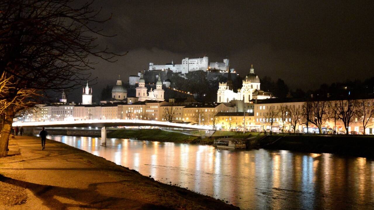 Die Landeshauptstadt bei Nacht – hell erleuchtet. Die Landeshauptstadt bei Nacht – hell erleuchtet.