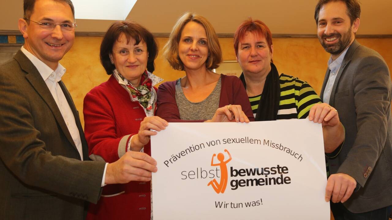 Bürgermeister Adi Rieger und die beiden Kindergartenleiterinnen Norma Mandl (2.v.l.) und Daniela Rogl (2.v.r.) nahmen das Gütesiegel „Prävention von sexuellem Missbrauch.Selbstbewusste Gemeinde“ von Gabriele Rothuber und Robert Steiner (beide Verein Selbstbewusst) entgegen.  Bürgermeister Adi Rieger und die beiden Kindergartenleiterinnen Norma Mandl (2.v.l.) und Daniela Rogl (2.v.r.) nahmen das Gütesiegel „Prävention von sexuellem Missbrauch.Selbstbewusste Gemeinde“ von Gabriele Rothuber und Robert Steiner (beide Verein Selbstbewusst) entgegen.