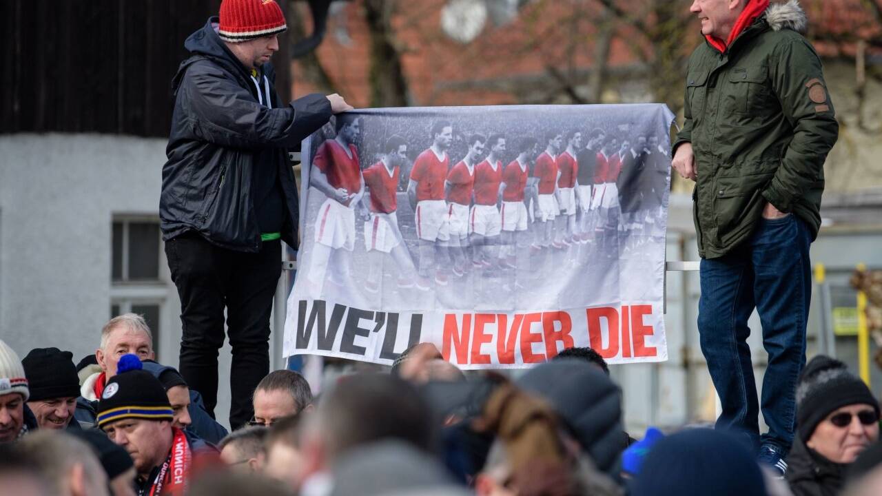 Die Fans gedachten der vor 60 Jahren verunglückten Busby Babes. 
