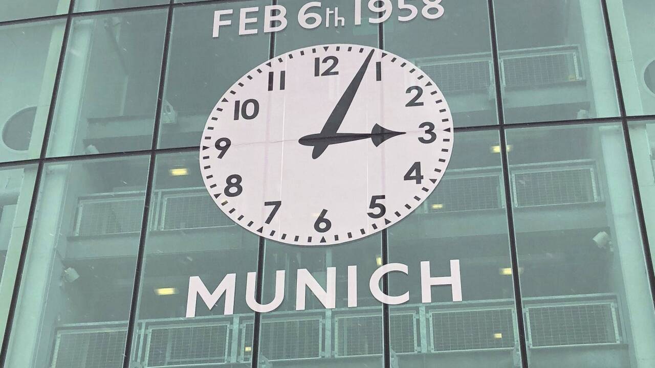 Die Uhr an der Fassade des Old Trafford zeigt die Zeit des Unglücks.  
