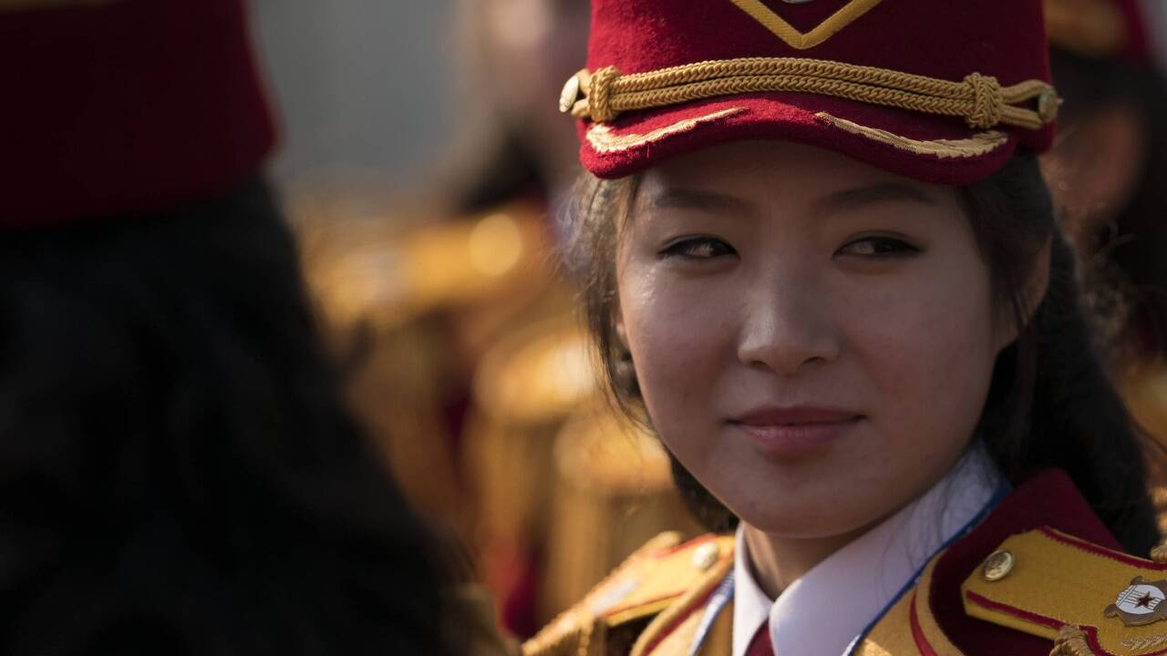 Nordkoreanische Cheerleaderin freut sich auf die Spiele. 