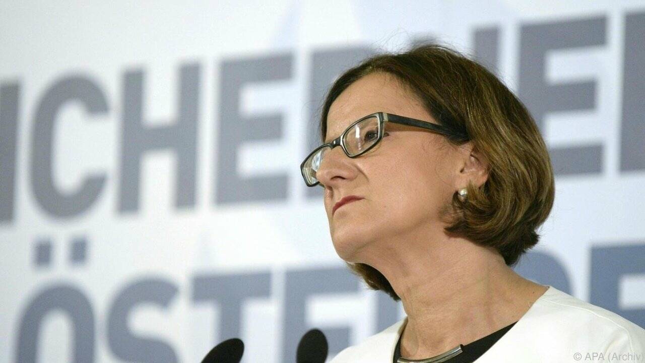 Mikl-Leitner verteidigt sich nach Stopp für Asylverfahren