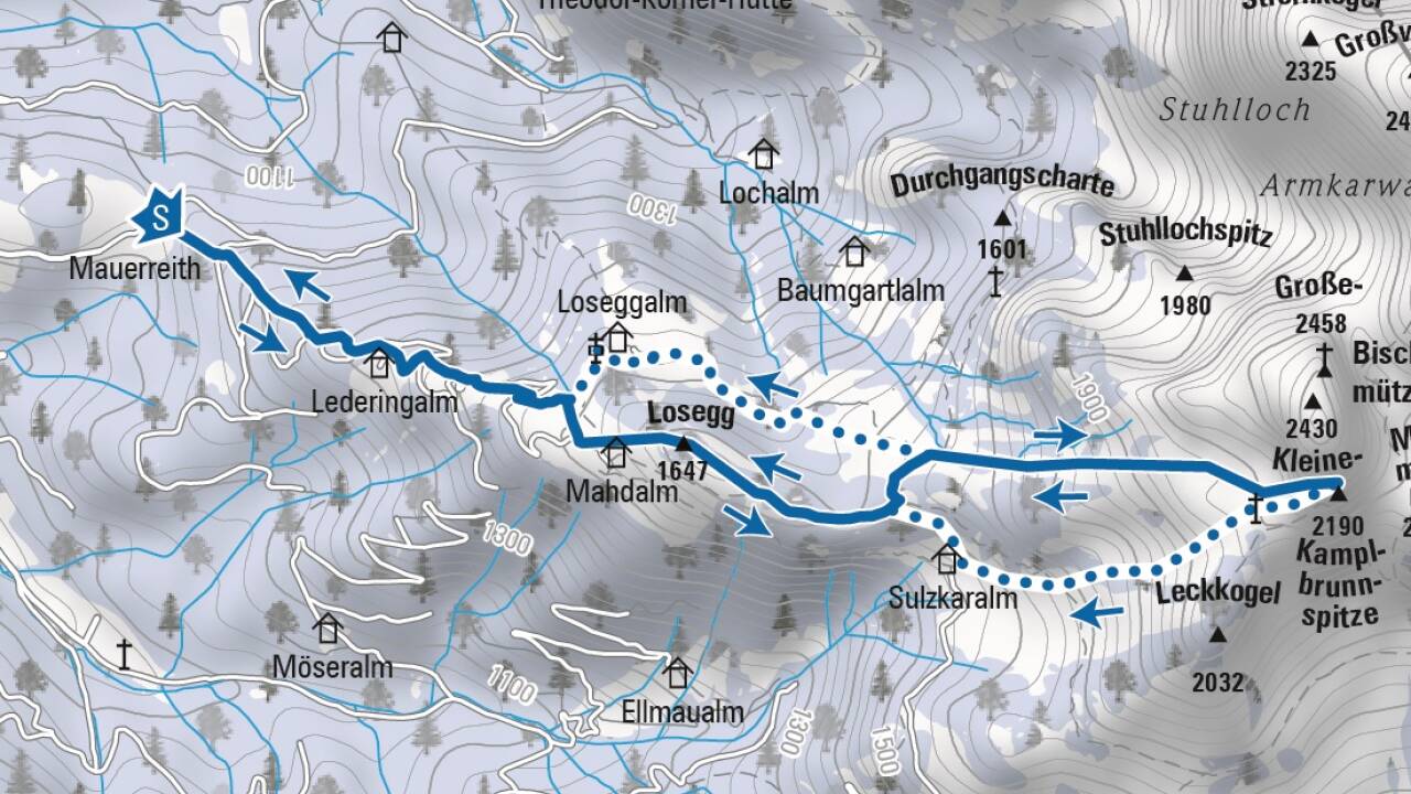 Die kleine Kamplbrunnspitze unter der Bischofsmütze. Links von der Aufstiegsspur wartet Pulver, rechts Firn.  
