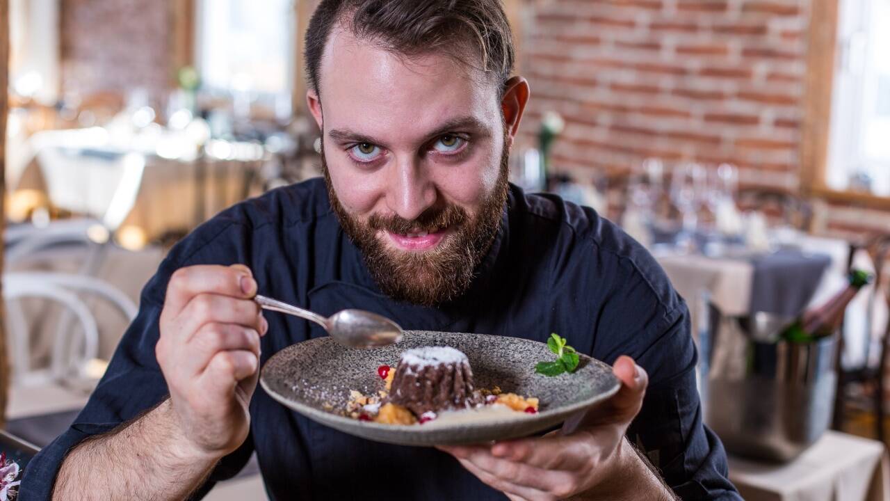 Christian Schuster, Küchenchef im kraftWERK Zell am See, verwöhnt am Valentinstag mit einem Schokoladesoufflé. brilliant/Freund/wildbild 