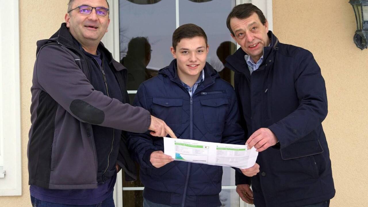Konrad Steiner (l.), Lehrer an der HBLA Ursprung, mit seinem Schüler Matthias Lindner und dessen Vater Herbert vor ihrem Haus in Obertrum 