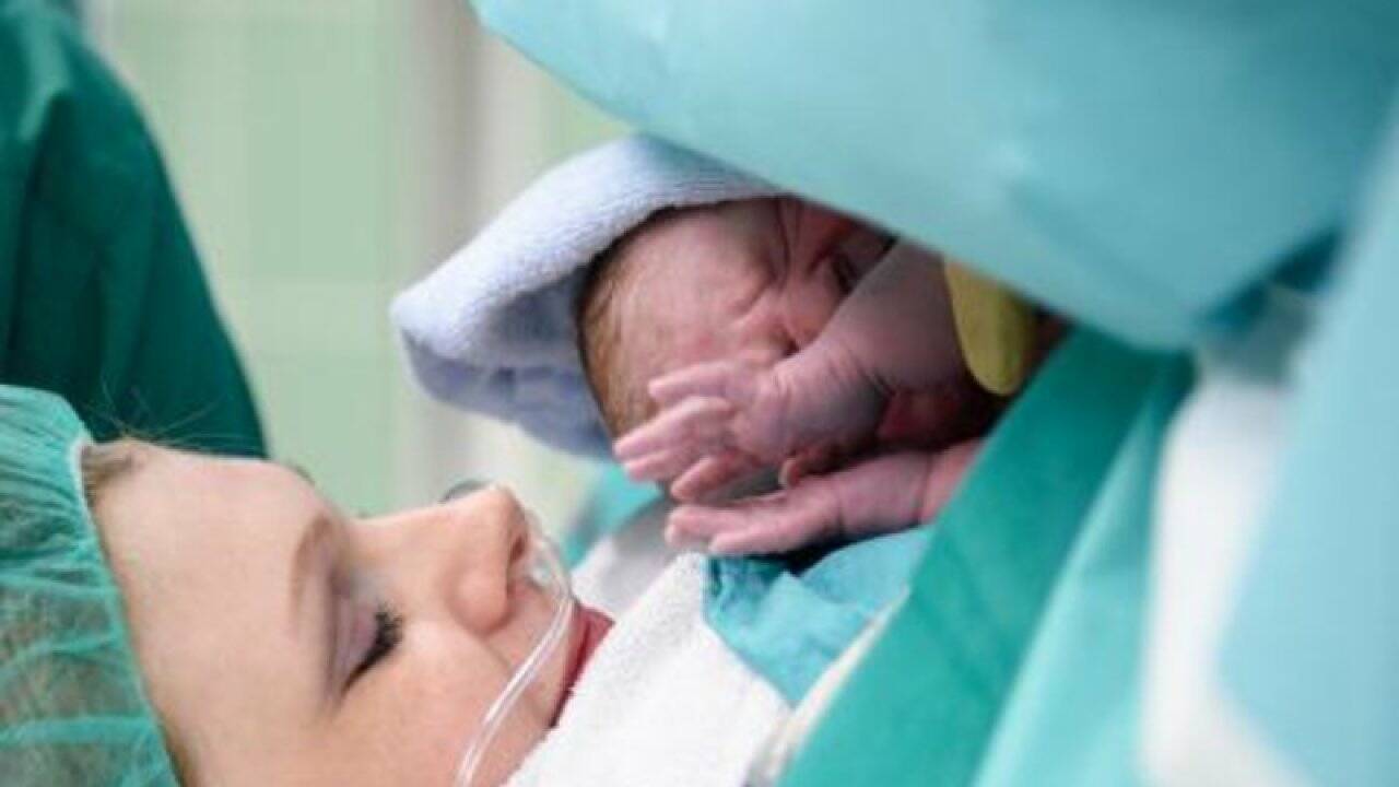 Marketing oder Medizin? Wenn Mütter beim eigenen Kaiserschnitt helfen