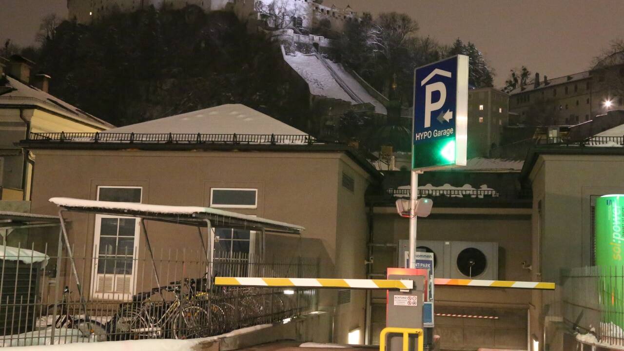 Mit Festungsblick: Hypo-Garage im Nonntal. 